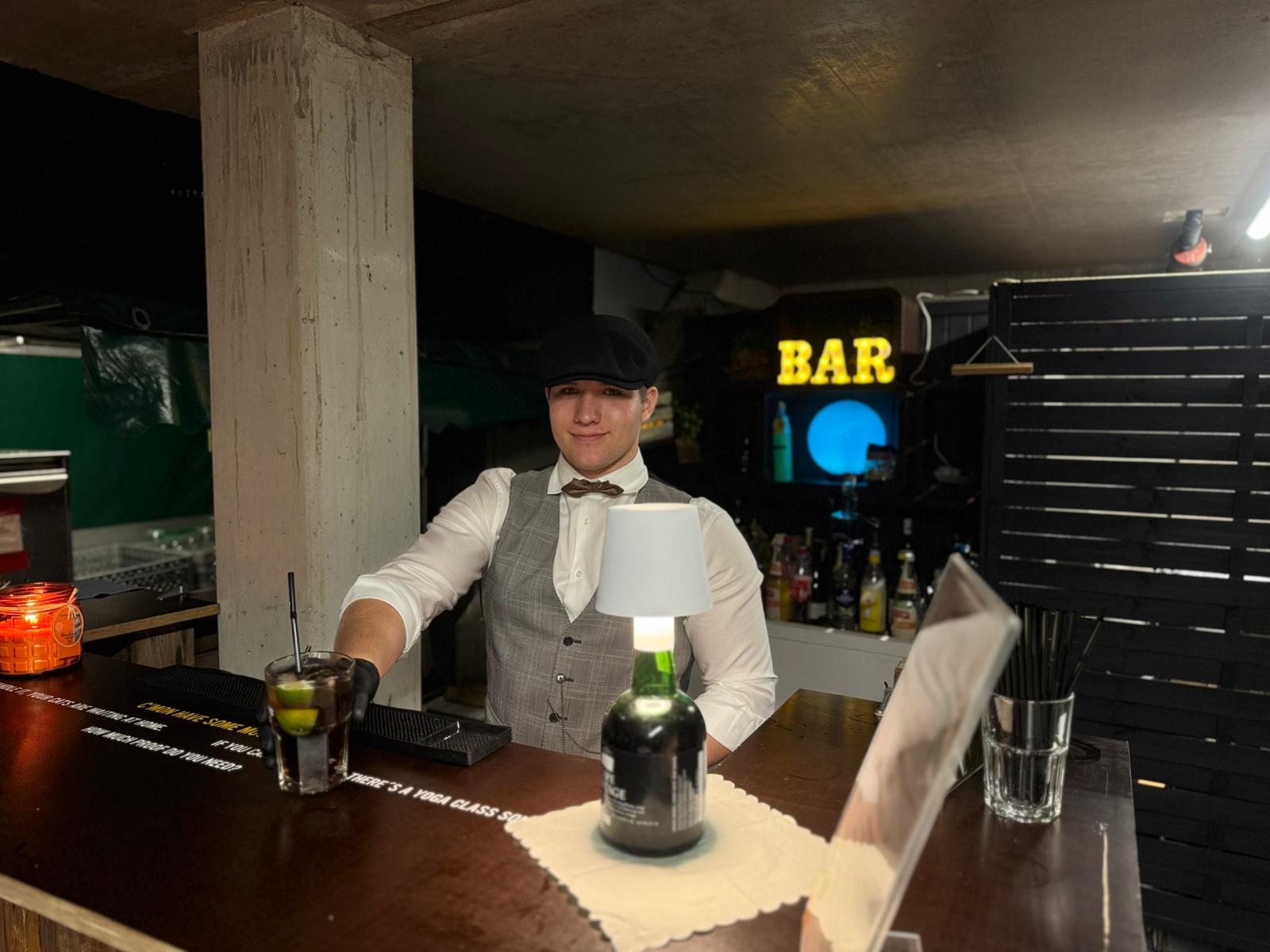 Barkeeper an der mobilen Bar mit Drink