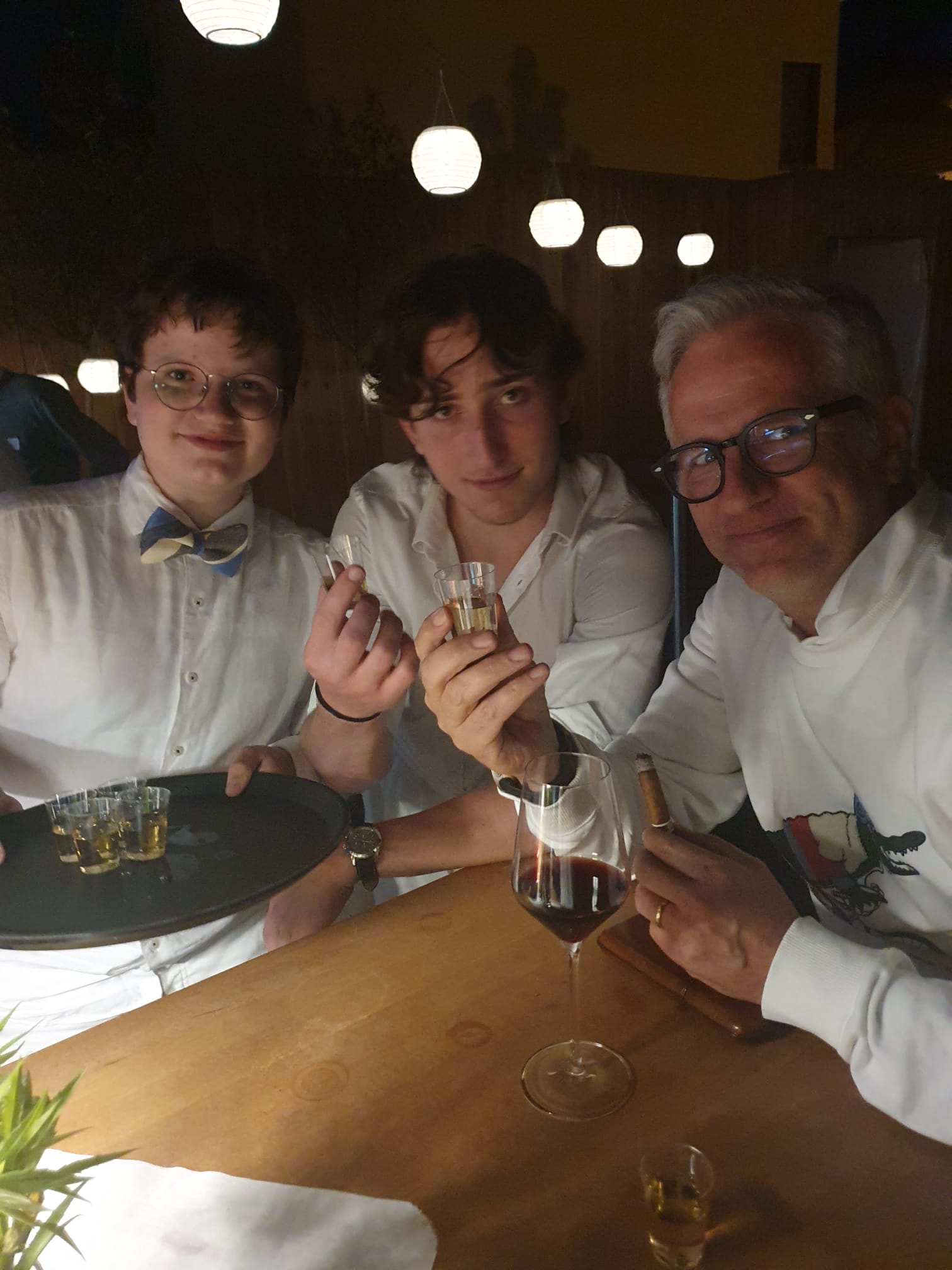 Teamfoto hinter der Bar